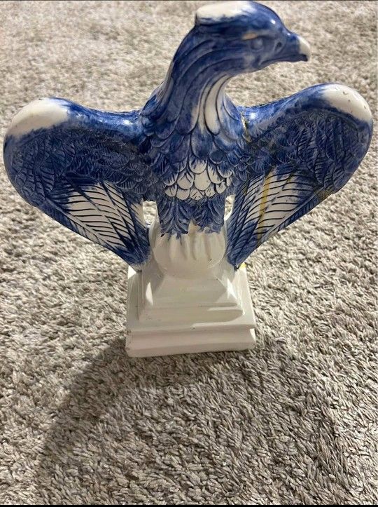 Statue of an eagle.