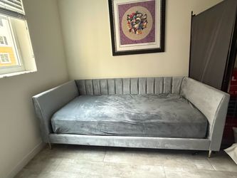 🛋️ Gray Daybed with Mattress Included — $300!
