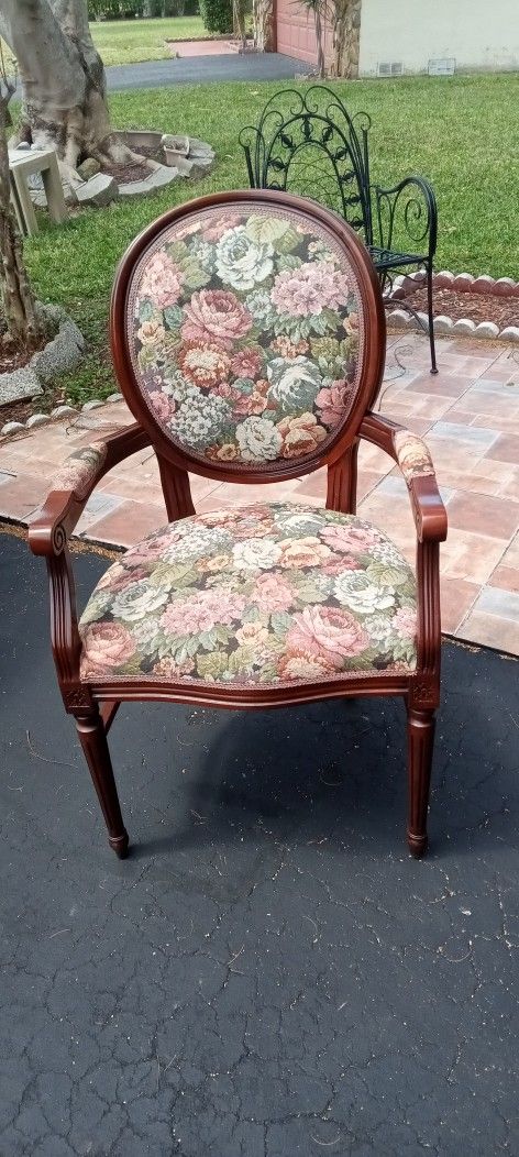 VINTAGE ACCENT CHAIR USED