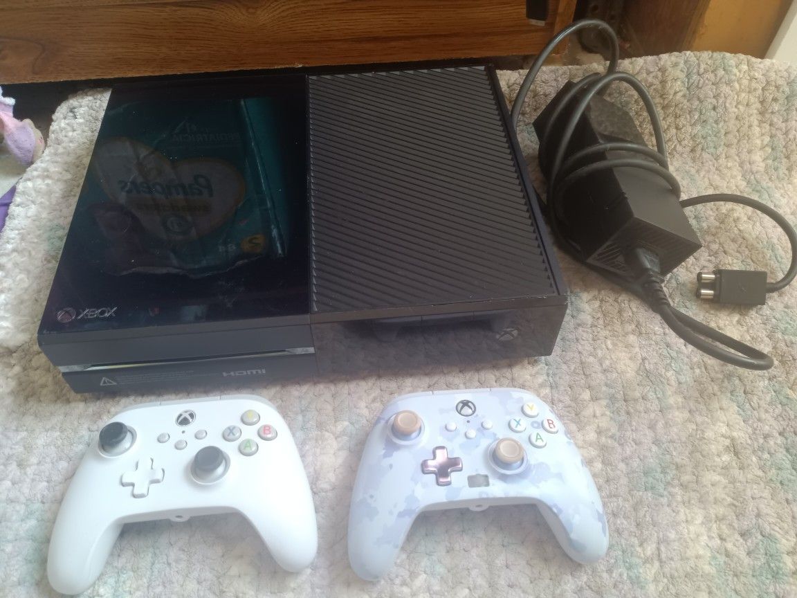 Xbox One 1 Tb 2 Controllers