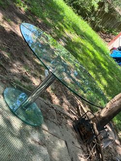 A NICE GLASS TABLE NO CHAIRS