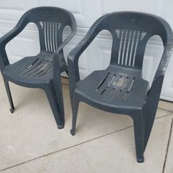 4 plastic chairs