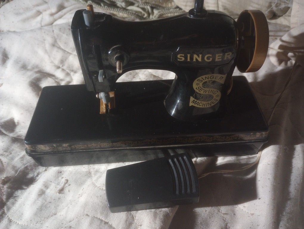 Old School Singer Sowing Machine 