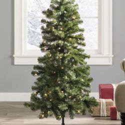 Xmas Tree With Lights And Free Ornaments 