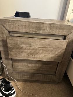 6 Drawer Bedroom Dresser With Mirror and Two Matching Nightstands 