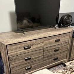 Dresser With Mirror- Needs To Go. 