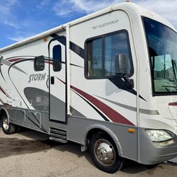 2011 fleetwood storm 28ft class A with 2 large slide outs clean title