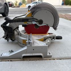 Like New Dewalt 15 Amp Corded 10 in. Compound Single Bevel Miter Saw