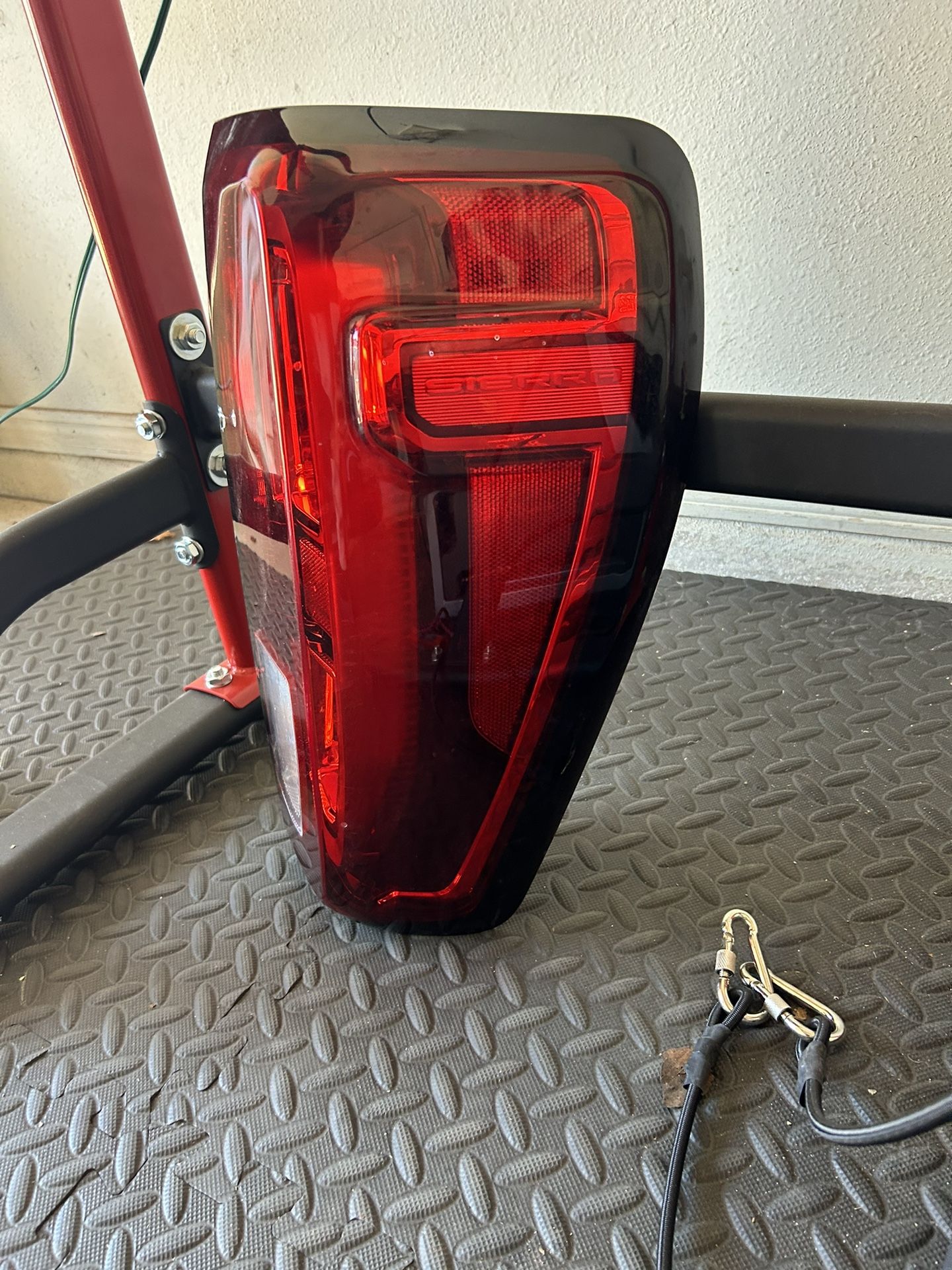 GMC SIERRA TAIL LIGHTS - 1 Damaged 