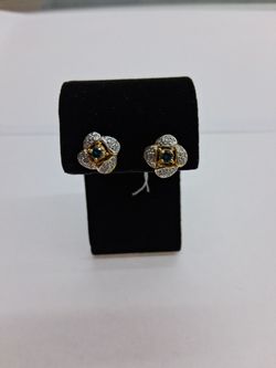 14k gold flower shaped diamond earrings