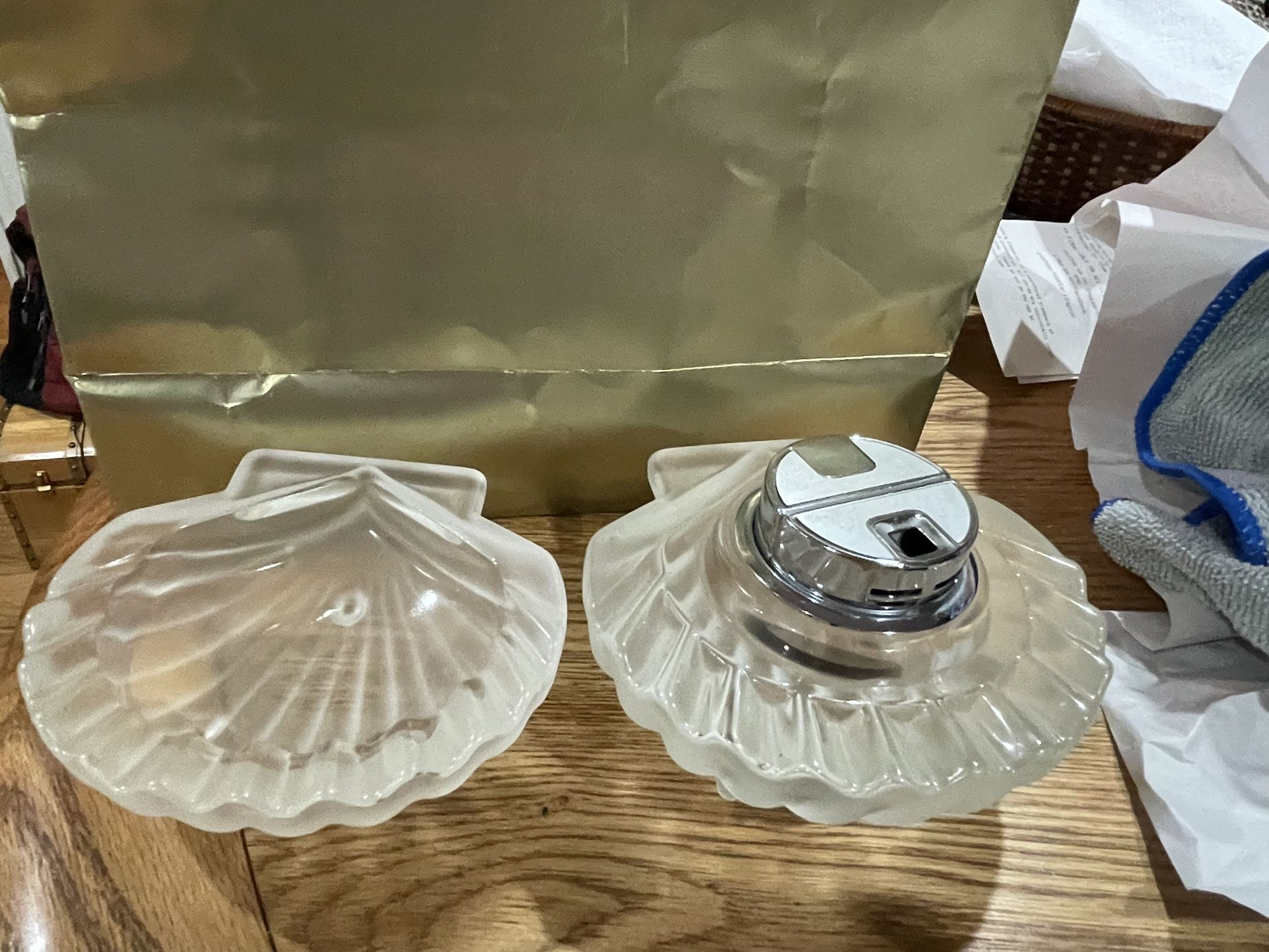 Vintage Japan Colibri Lighter In Frosted Clam/Shell Shaped Dish With Lid Ashtray