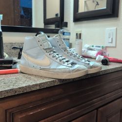 NIKE BLAZERS