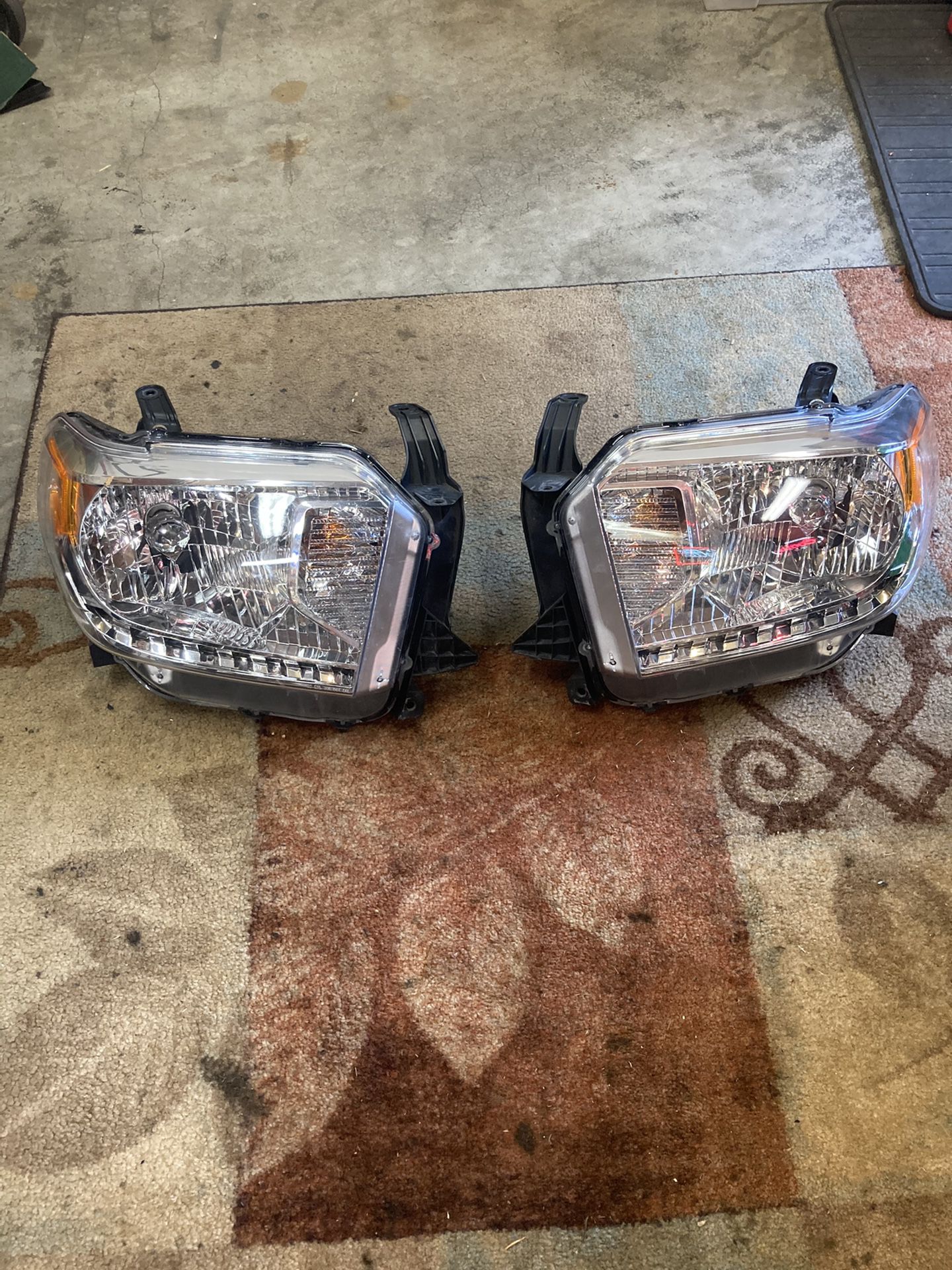 Toyota Tundra OEM headlights 2014-2018