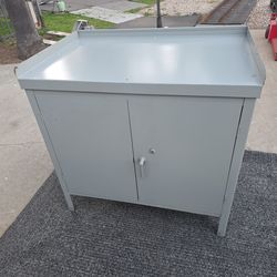 HEAVY DUTY CABINETE WORKBENCH