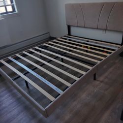 Bedframe queen