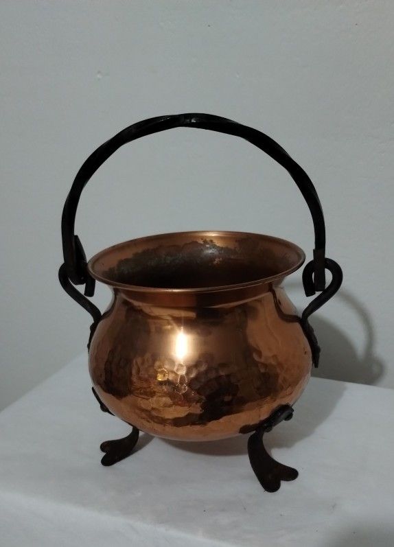 VINTAGE GERMAN SM COPPER KETTLE CAULDRON - IRON HANDLE & FEET 9"×6"