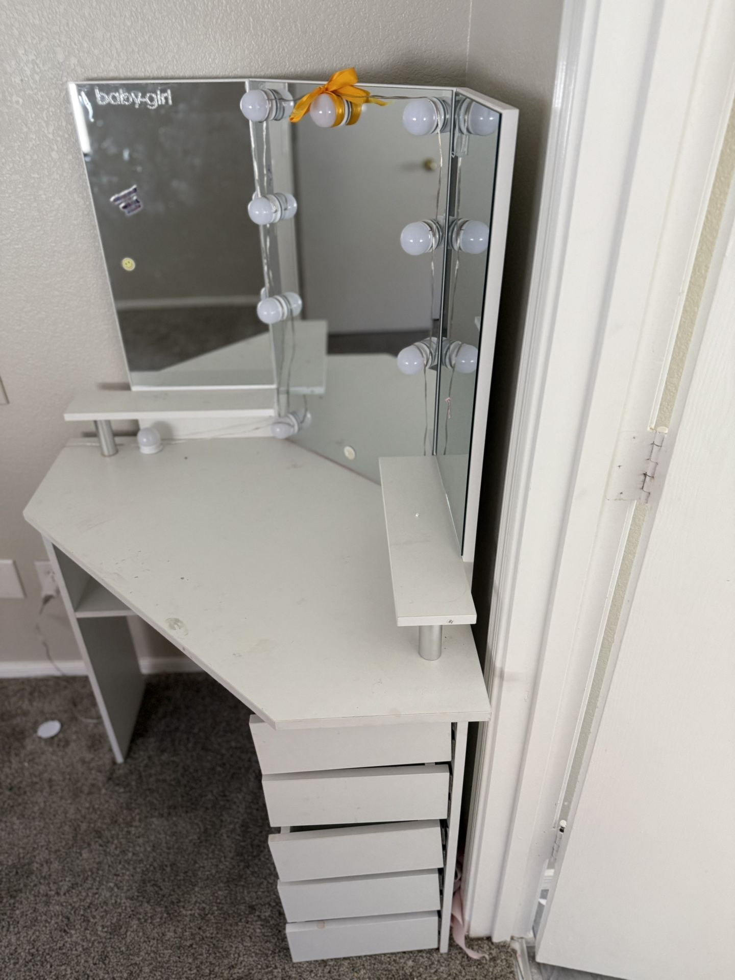 Fancy Make Up Vanity, With Lights And Drawers.