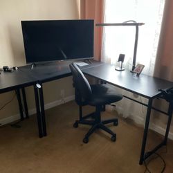 Modern L-Shaped Office Desk Setup – Metal & Wood