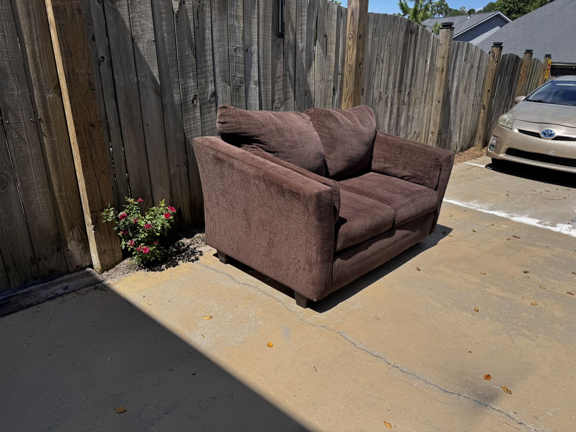 American Furniture love seat selling for my friend this love seat in great condition serious buyer only please scammer stay away, please 