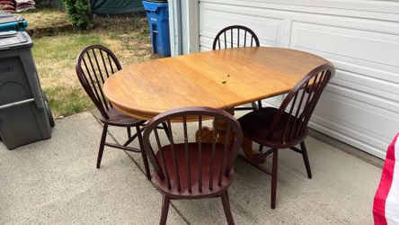 Oak table w/4 chairs