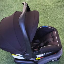 Graco Baby Car'seat With Base In Like New Conditions $45 