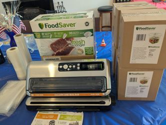 Foodsaver Vacuum Sealer plus Extras