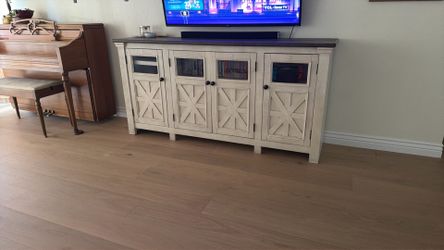 Entertainment center