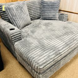 Stylish Stunning Chaise Lounger!