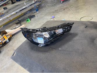 2023 Kia Soul GT-Line Halogen Headlight OEM - Used - One Mount Tab Broken