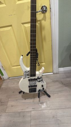 White 4 string bass guitar