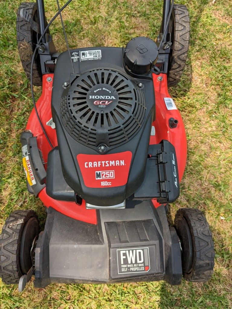 Craftsman m250 160 cc Honda motor self propelled lawn mower excellent condition. New oil change new blade fuel system has been flushed carburetors hav