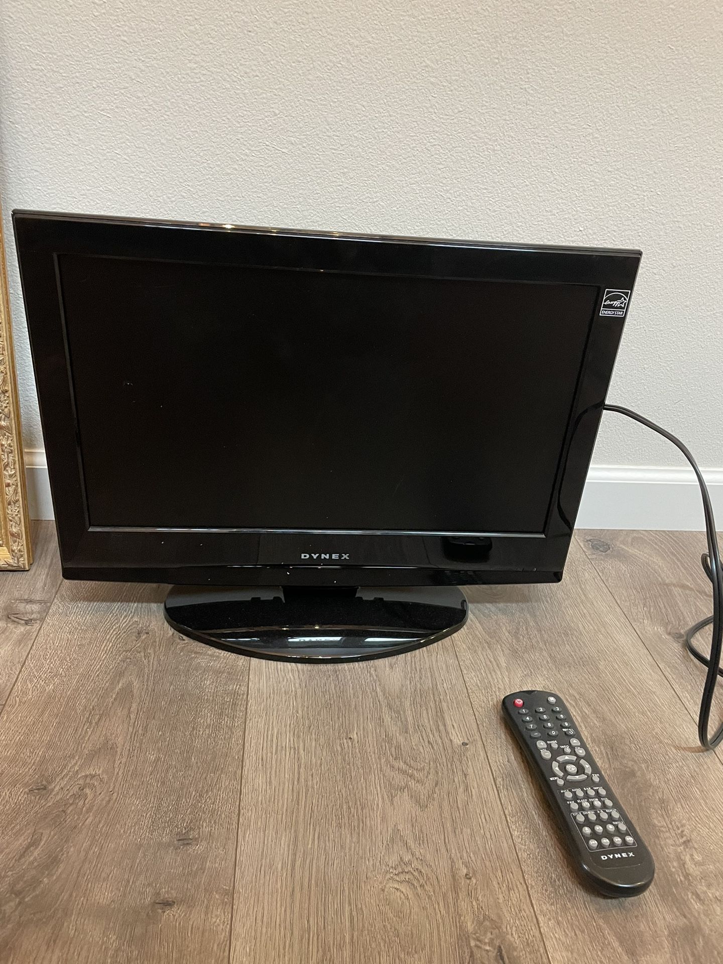 Dynex DX-19LD150A11 19-inch 720p LCD HDTV/DVD Combo with remote
