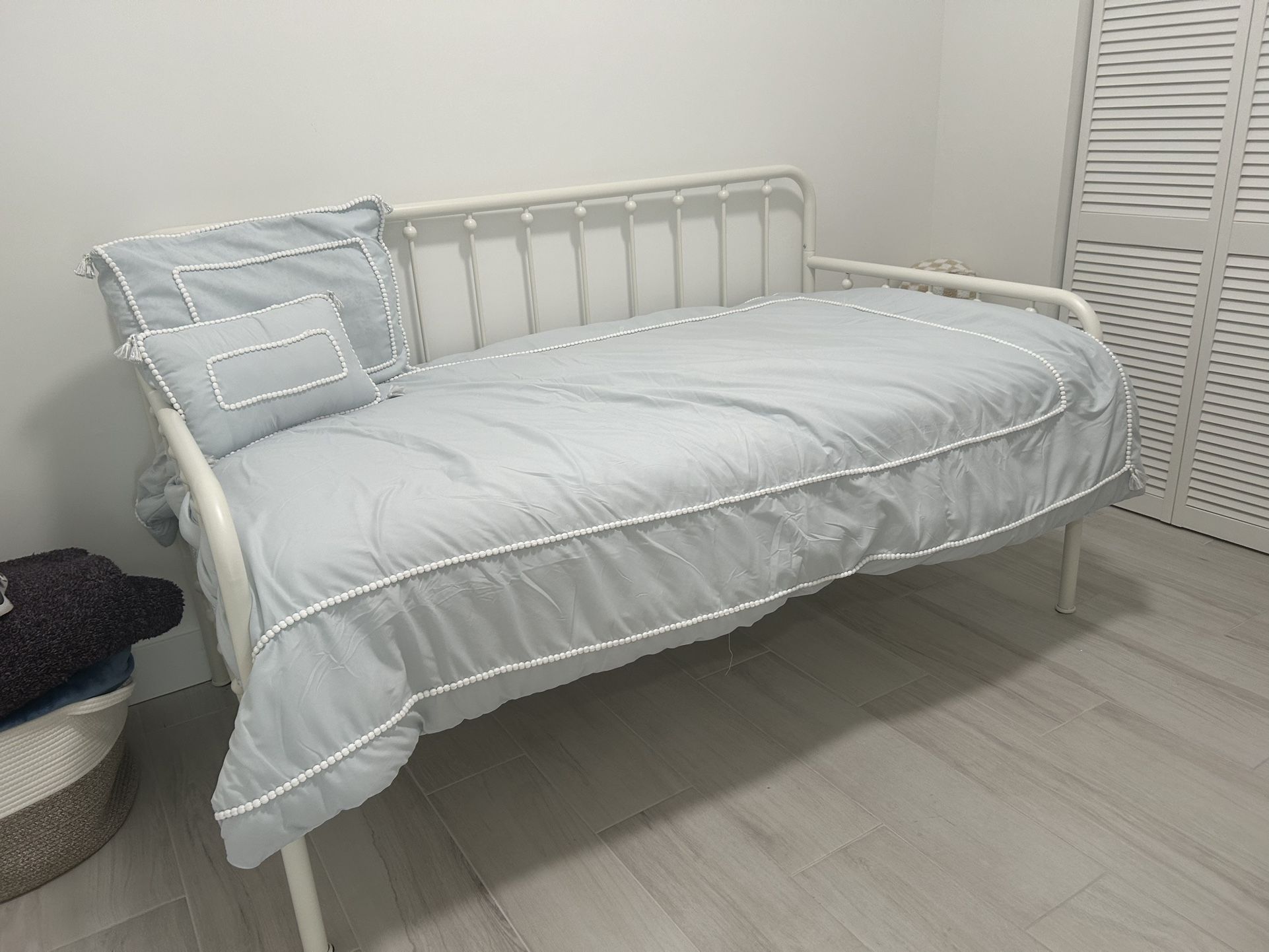 Day Bed Moving