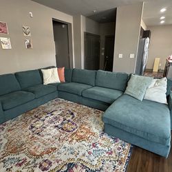 LIKE NEW Large Fabric Sectional Sofa 