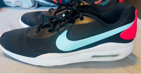 NIKE Woman’s air max Sz 9.5 READ BELOW