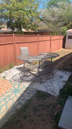 Free outdoor bar with stool