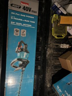 Makita XGT 40V max Brushless Cordless 24 in. Hedge Trimmer