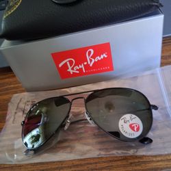 RAY BAN AVIATORS BLACK FRAME WITH POLARIZED  GREY LENSES