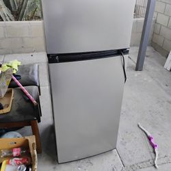 Frigidaire Refrigerator Like New