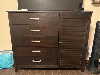 Brown Dresser & Nightstand set