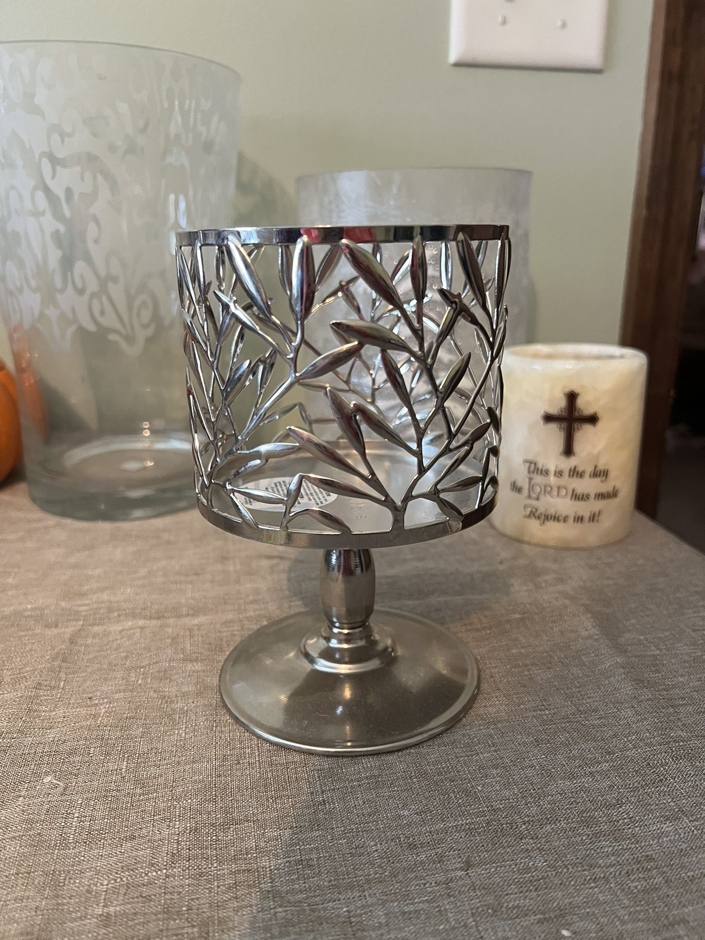 Vine Leaf Pedestal 3-Wick Candle Holder