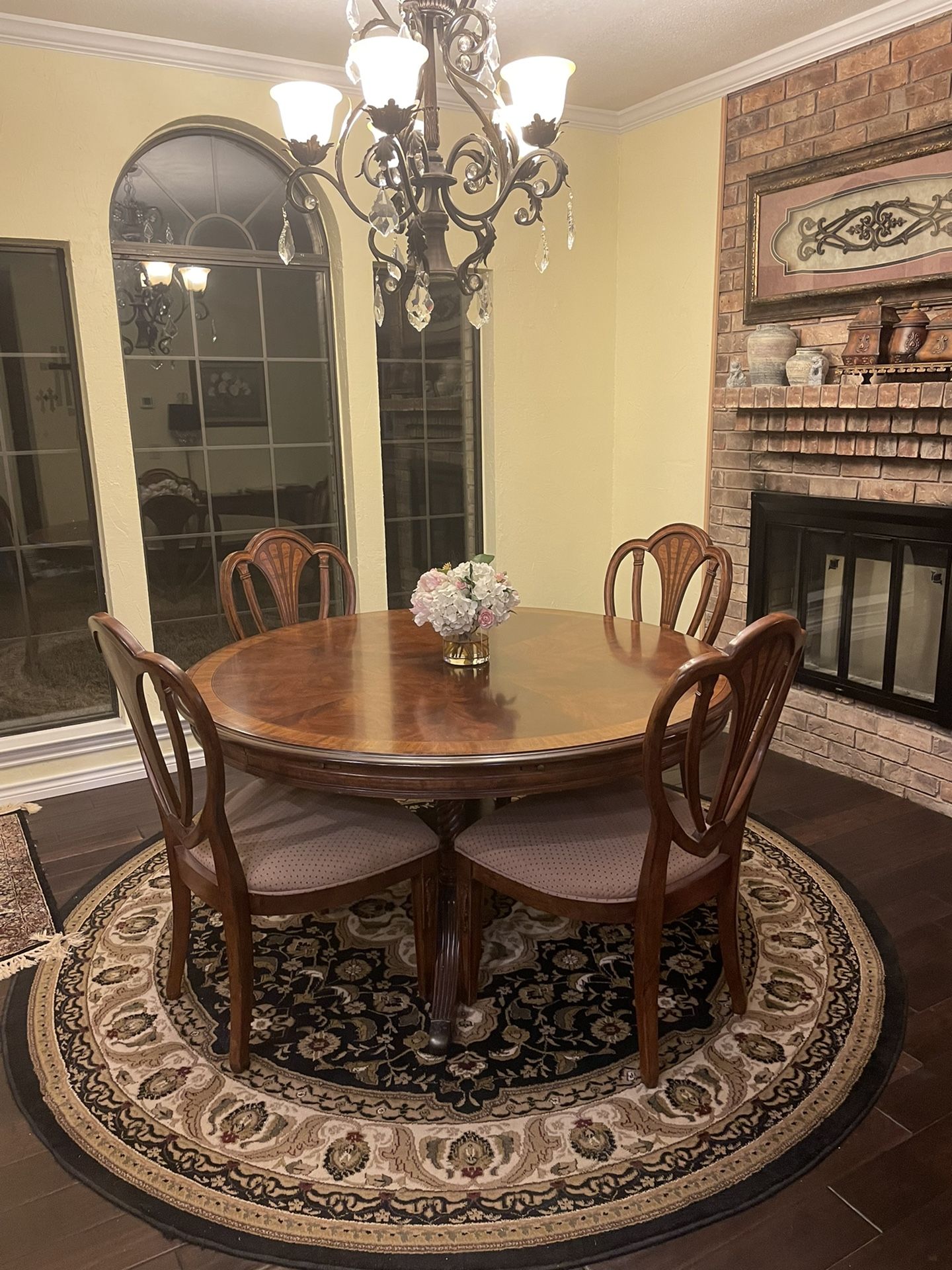 *MAKE OFFER* Expandable Dining Room Table With 6 Chairs 