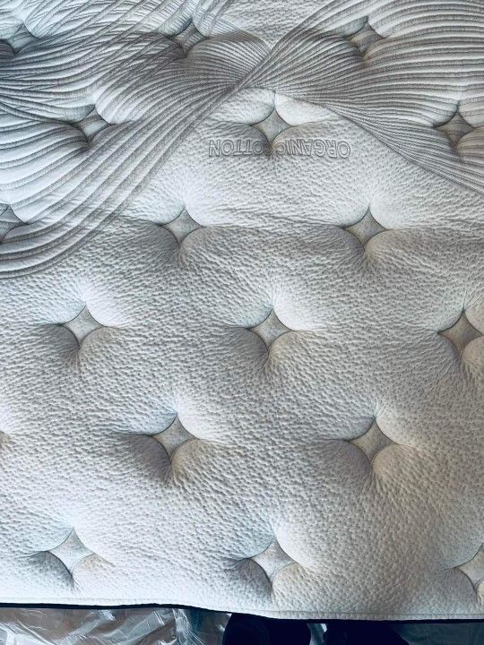 Nolah Evolution Luxury Firm King Mattress LIKE NEW for Sale in Chesapeake, VA OfferUp