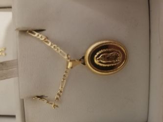Cadena con dige de la Virgen de Guadalupe de oro laminado