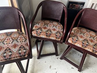 FreeChairs barstool that swivel