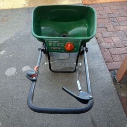 Scott’s Turf Builder Broadcast Spreader 