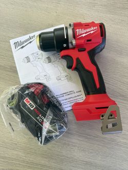 Milwaukee M18 18V Lithium-Ion Brushless Cordless 1/2 in. Compact Drill/Driver with M18 4.0 Battery