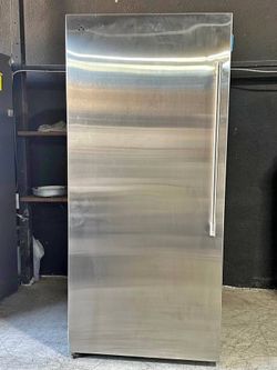Electrolux 33 Inch Wide 19 Cu. Freezer with Ice Maker