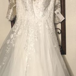 LAVERTIR    WEDDING DRESS   A LINE PRINCESS  NEW  SIZE 12 TO  16  ASKING 120 CASH  ONLY AVAILABLE 