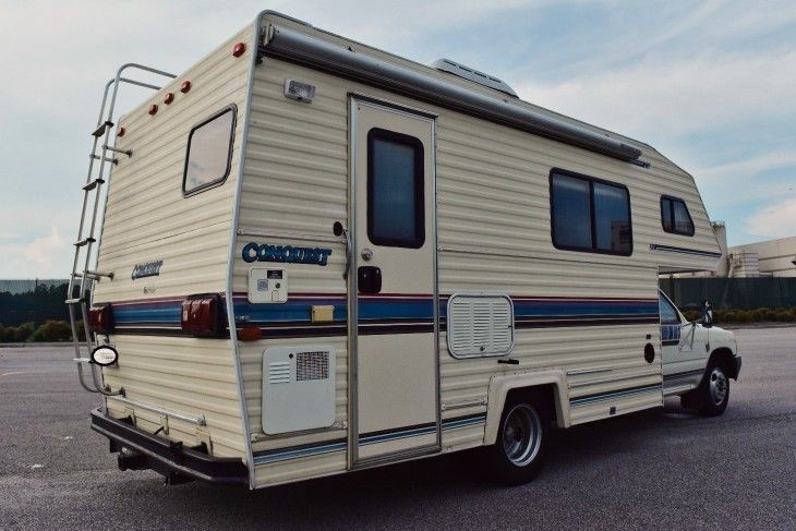 Photo Length 21 Sleep Capacity 6 Clean RV Toyota !!